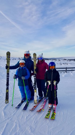 Ein Familie beim Skifahren